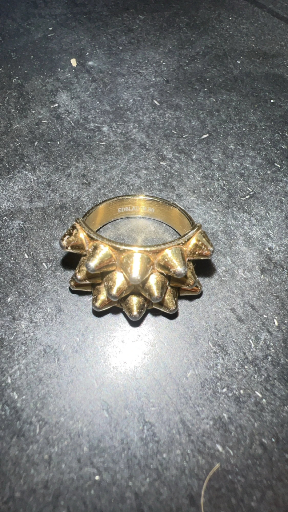 Guldring med nitar från Edblad - 2