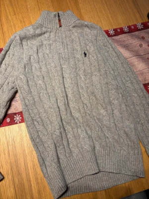 Polo Ralph lauren quarter zip - En helt ny polo quarter zip. Säljes då den var lite för stor. Tvättats en gång men aldrig använts utomhus. Den är storlek M men passar även S. Hör av er vid intresse! 