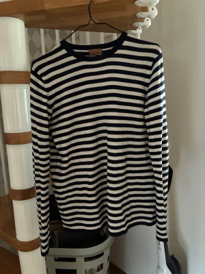 Randig långärmad tröja från Mos Mosh - Inte använt den mycke alls därför säljer jag, ny pris var ungefär 1200 men säljer nu för 500