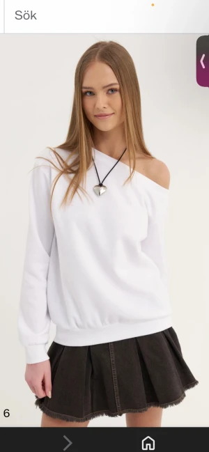 Vit offshoulder sweatshirt - Säljer en vit sweatshirt med offshoulder-design och lång ärm. Tröjan har en avslappnad passform och är tillverkad i mjukt bomullsmaterial. Perfekt för dig som gillar en stilren och trendig look med lite edge💗. Ps har inte andvänt den än.