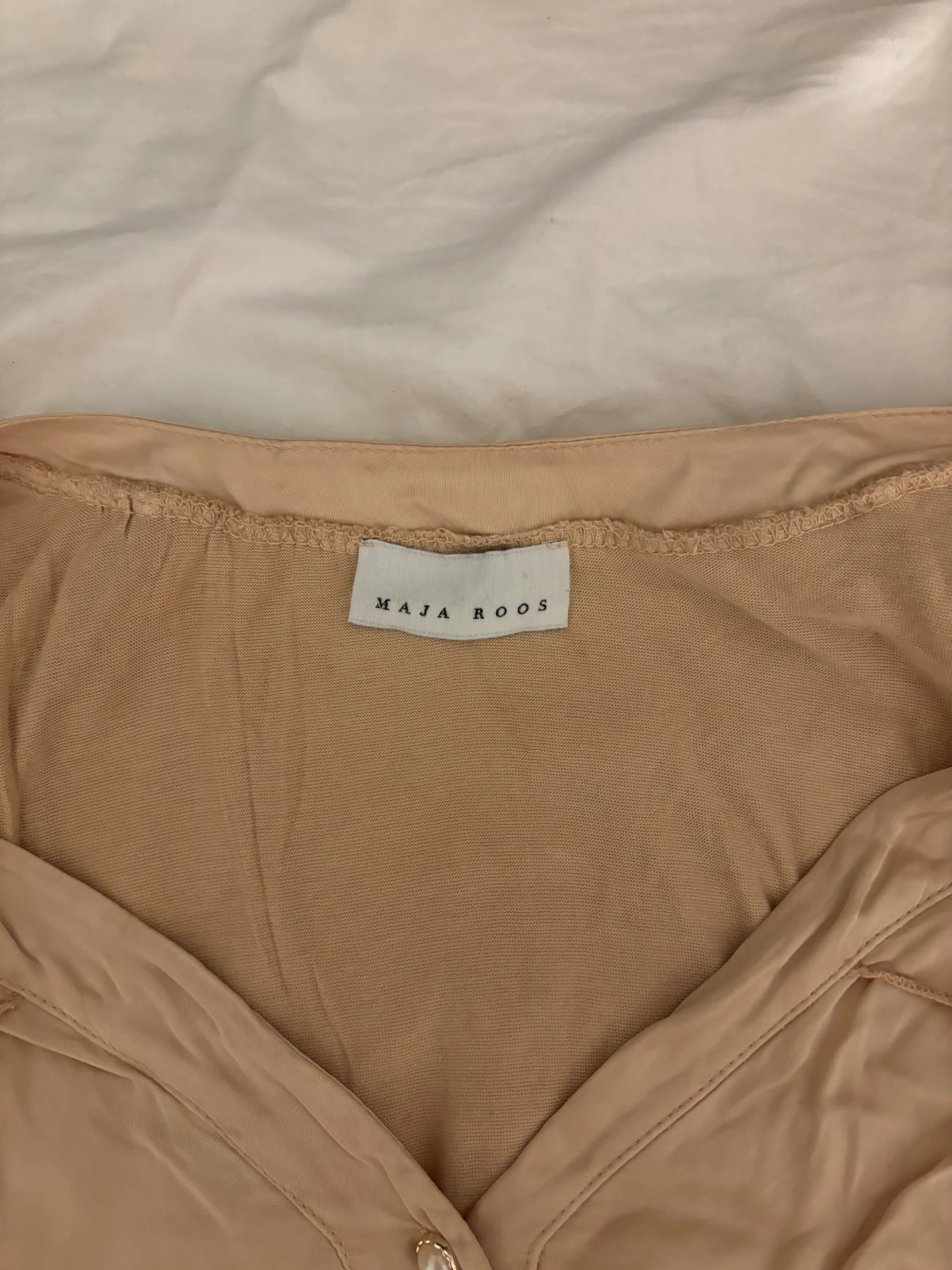 Beige blus med pärlknappar Maja Roos - 1