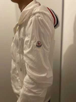 Moncler Windbreaker  - Fick den av min kusin för ett tag sen men tycker inte om vita färgen! Väldigt fin och skön material