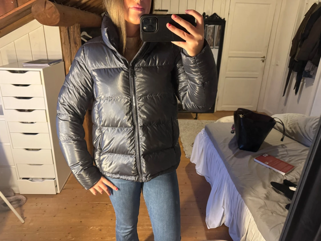 Mörkblå pufferjacka från Colmar - 1