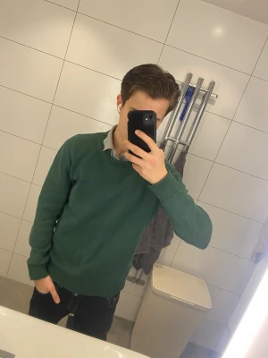 Stickad polo raulph lauren - Jag säljer en riktigt snygg stickad polo raulph lauren tröja.         ||Modellen är 178cm  ||Kontakta mig om fler frågor😉