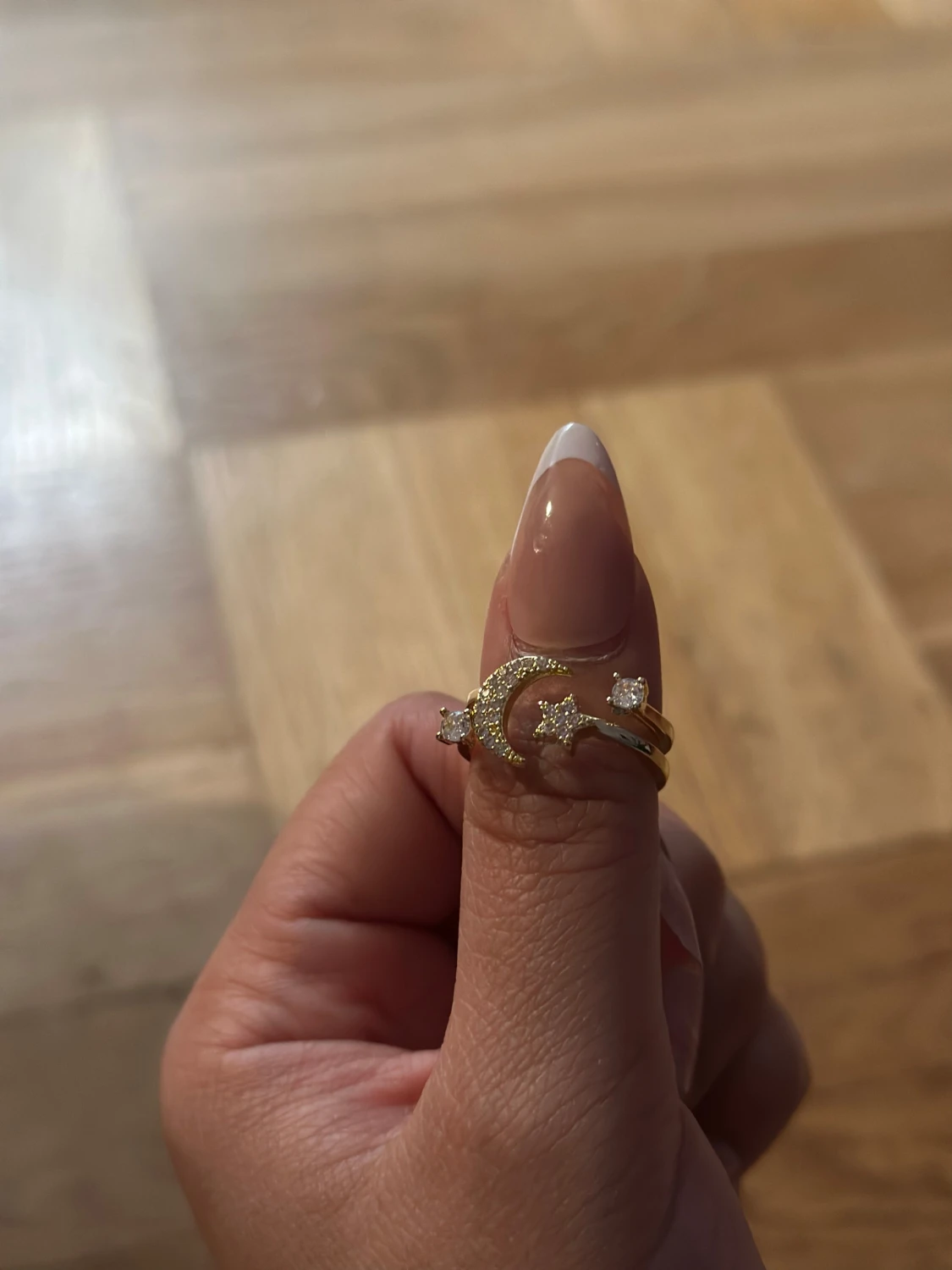 Guldig ring med måne och stjärna - 1