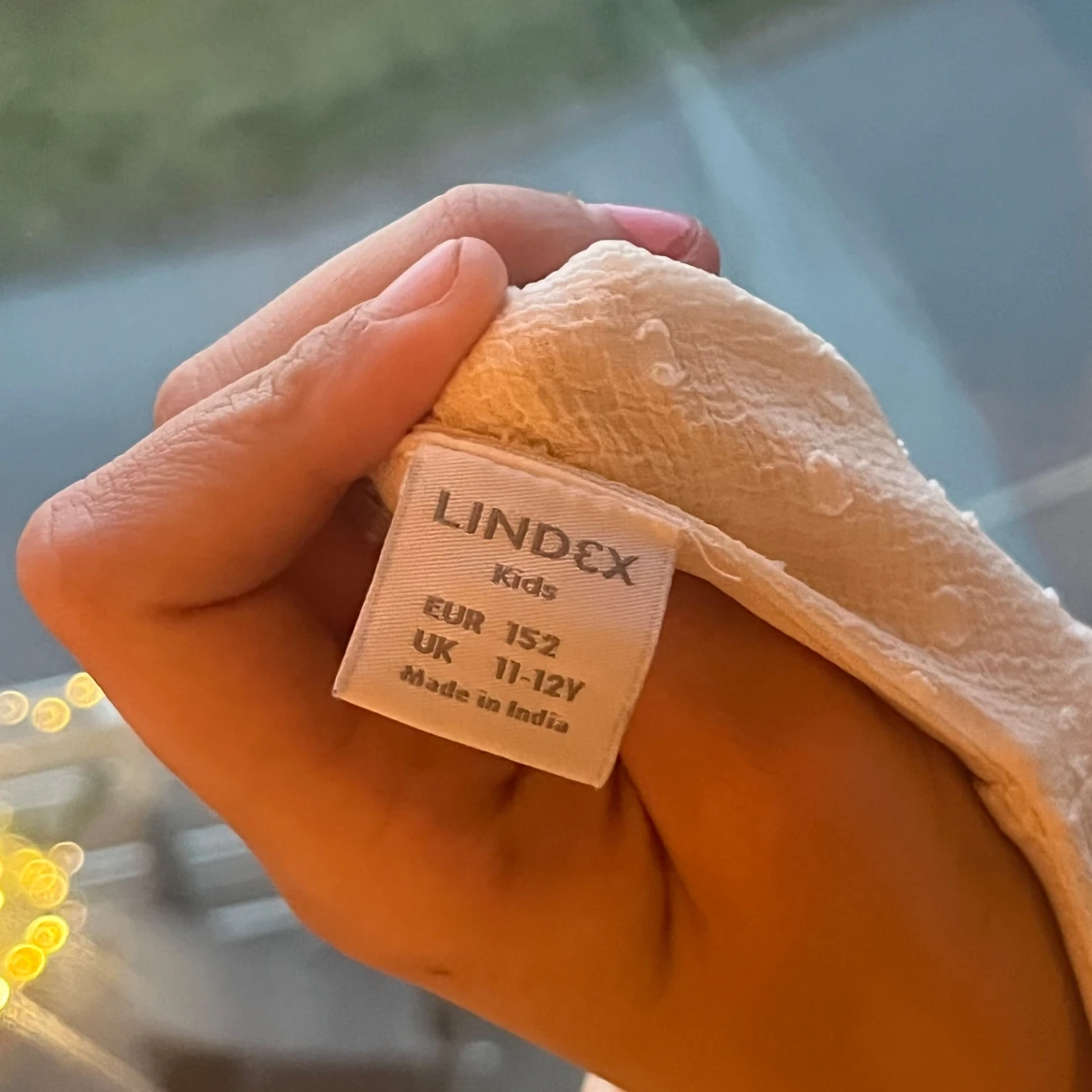 Så söt kräm vit prickig blus med volang från Lindex - 2