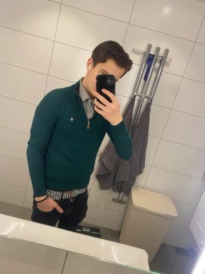 Morris quater zip - Jag säljer en riktigt fet Morris quater zip i 100% merino ull🤩 || Skick: 9,5/10 ||Storlek: S || Modellen är 177cm🙌 || Tveka inte på att ställa frågor😉