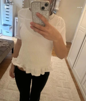 Vit blus .  - Den är i stork 158/164 knappt använd men använd några gånger . Pris kan diskuteras. Postar snabbt. Passar som en xs 