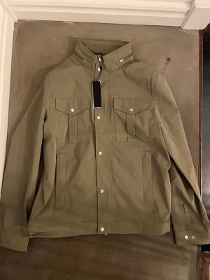 J Lindeberg Field Jacket Olivgrön  Helt Ny och Oanvänd - Helt ny och oanvänd Lindeberg Field jacket. Storlek XL. Färg olivgrön.