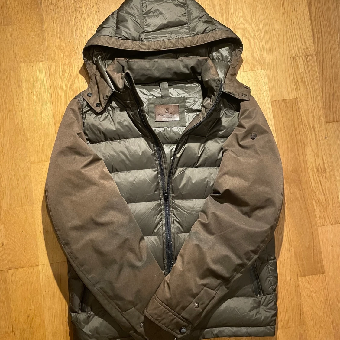 Mörkgrön dunjacka med huva Massimo Dutti