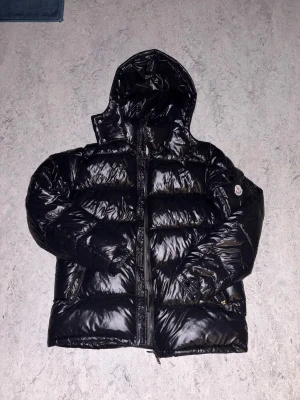 Svart Moncler pufferjacka med huva -  Säljer min Moncler jacka storlek M passar även L. Jättevarm och bekväm Stil jacka För vintern.
