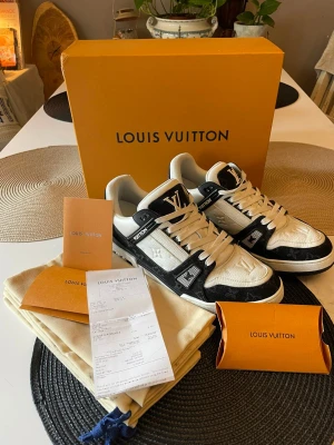 Louis Vuitton Skor  - Säljer ett par helt nya Louis Vuitton Skor, dem är storlek 42 och oanvända. Skriv gärna vid frågor.