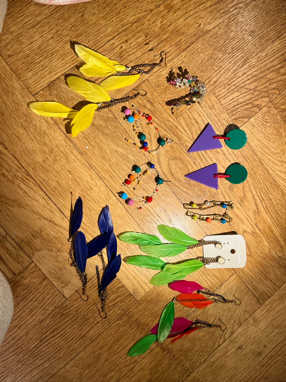 Färgglada örhängen med fjädrar och pärlor - 2