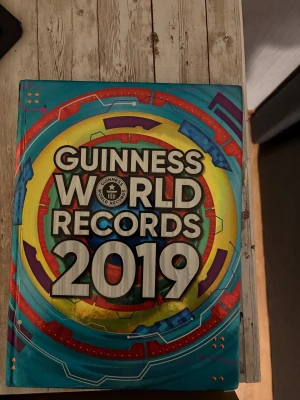 Guinness World Records 2019 - Upptäck de mest galna, extrema och episka rekorden från hela världen! Allt från YouTube-stjärnor, robotar och AI till LEGO, bilar, fidget spinners och naturkatastrofer. Perfekt för dig som älskar otroliga fakta, teknik och coola utmaningar.