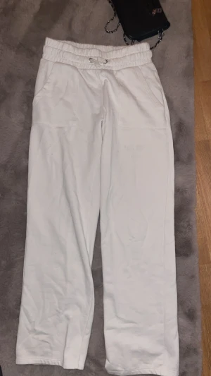 Vita mjukisbyxor från lager 157 - Jätte sköna mjukisbyxor med fickor bak till har använd ett eller två gånger känns och ser fortfarande som nya!