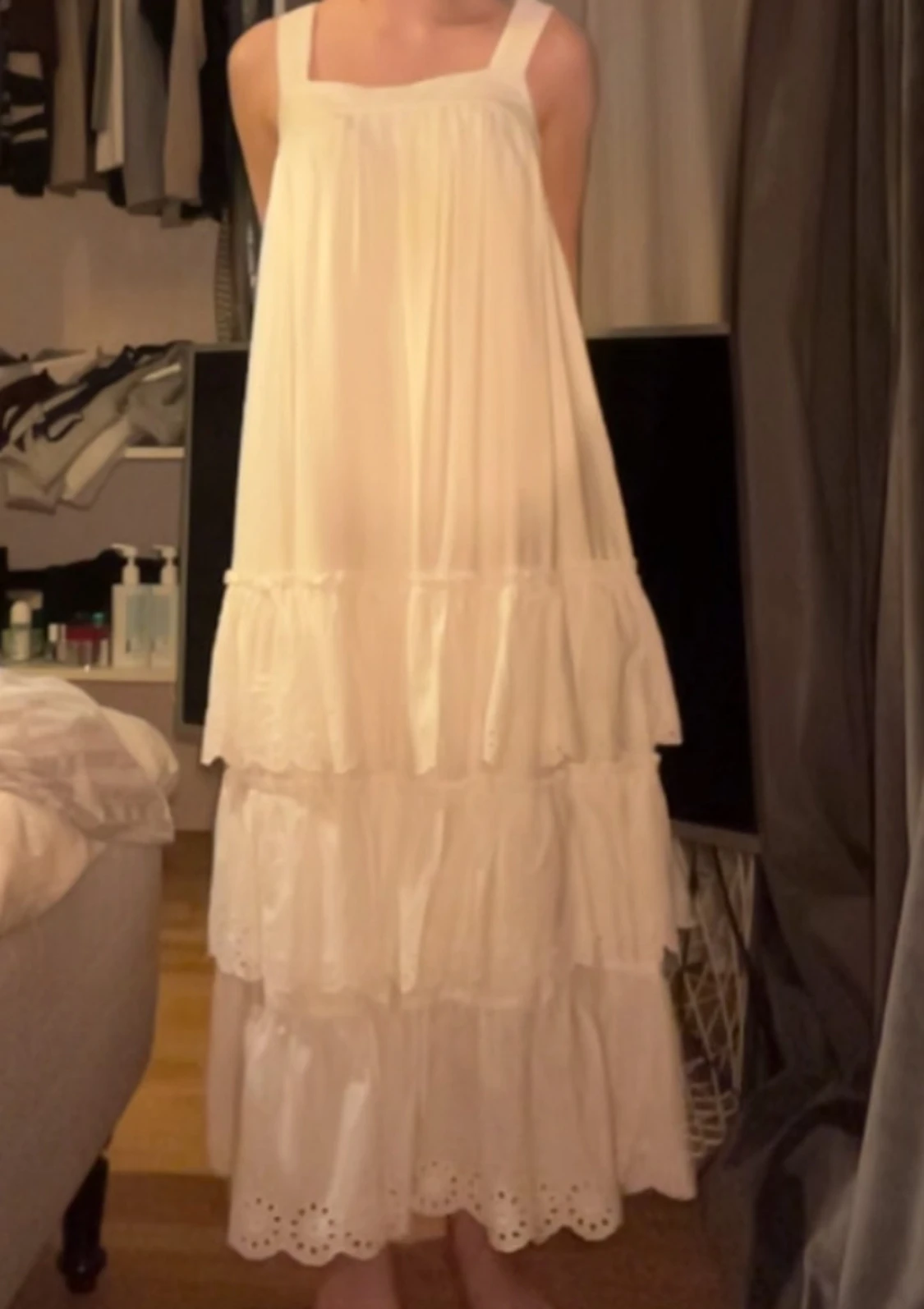 Vit långklänning med volanger och knyt - 1