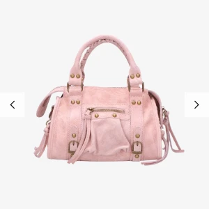 Väska - INTRESSEKOLL på denna jättefina väska💕Den är ifrån märket Francisbyfb och jag köpte den helt ny för 785kr🫰Osäker på om jag vill sälja därav endast vid ett rimligt pris, använd några gånger men inga defekter alls och som i nyskick