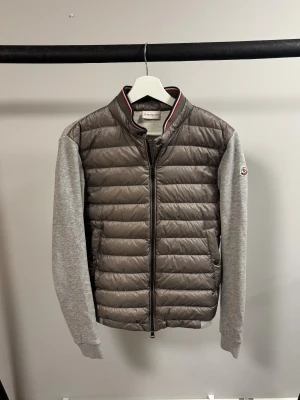 Moncler Cardigan - Moncler Cardigan | Skick 9/10 sjukt bra! | inga defekter | Storlek M sitter mindre | Nypris ca 14000kr | Mitt pris 6999kr! | Postas eller möts upp i Gävle! 