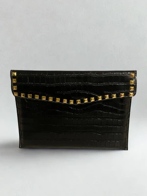 Dator fodral med guld nitar med krokodil mönster i veganskt läder - Black Friday! 🖤NY PREMIUM KOLLEKTION🥂Ett stilrent datorfodral tillverkad av krokodilmönstrat veganskt läder, som är handgjort och egendesignat. Fodralet är tillverkat i ett vattentätt och skyddande material för att ge din dator ett säkert skydd mot stötar och fukt. Mått 34,5 x 25 cm och passar Chromebook och andra datorer i liknande storlek. Leverans 3-5 arbetsdagar! 📦