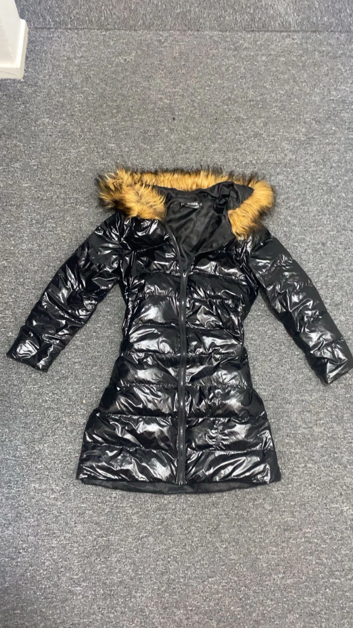 Svart lång pufferjacka med päls