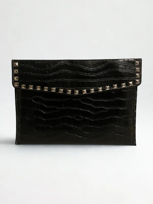 Dator fodral med silver nitar med krokodilmönster veganskt läder - Black Friday! 🖤NY PREMIUM KOLLEKTION🥂Ett stilrent datorfodral tillverkad av krokodilmönstrat veganskt läder, som är handgjort och egendesignat. Fodralet är tillverkat i ett vattentätt och skyddande material för att ge din dator ett säkert skydd mot stötar och fukt. Mått 34,5 x 25 cm och passar Chromebook och andra datorer i liknande storlek. Leverans 3-5 arbetsdagar! 📦