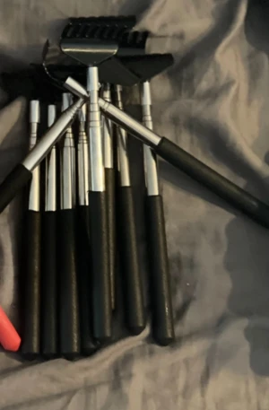 Bäste ryggkliaren - Svart - Bästa ryggkliare när de kliar som allra mest Säljes direkt Aldrig använd. Ny utan prislapp.   18st kvar, passa på!  - 1st 25kr - 2st 45kr - 3st 70kr  LÄS INFO:  VÄLJ VALFRI-summa beroende på hur många du vill ha, skickar du förslagsvis summa av 25kr, vill du alltså bara köpa 1styck eller 45kr för 2st, eller 70kr för 3st, Exempel.  För övrig info, kontakta mig / Ge mig en följ för mer sköna prdukter!