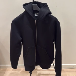 Svart hoodie med dragkedja - Svart hoodie från Jack & Jones  med dubbelzip Tröjan har en skön material och Perfekt för chill dagar och enkel att matcha med svarta byxor, pris kan diskuteras. 