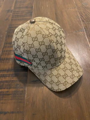 H&M - Ny 8 keps DM för detaljer