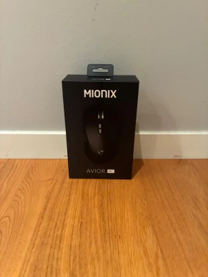 Mionix Avior Pro - Mionix Avior Pro gamingmus i originalförpackning. Musen är kabelansluten och levereras med USB-kabel. Produkten ser ut att vara i nyskick, fortfarande inslagen i plast och med komplett emballage. Perfekt för gaming och precisionsarbete.