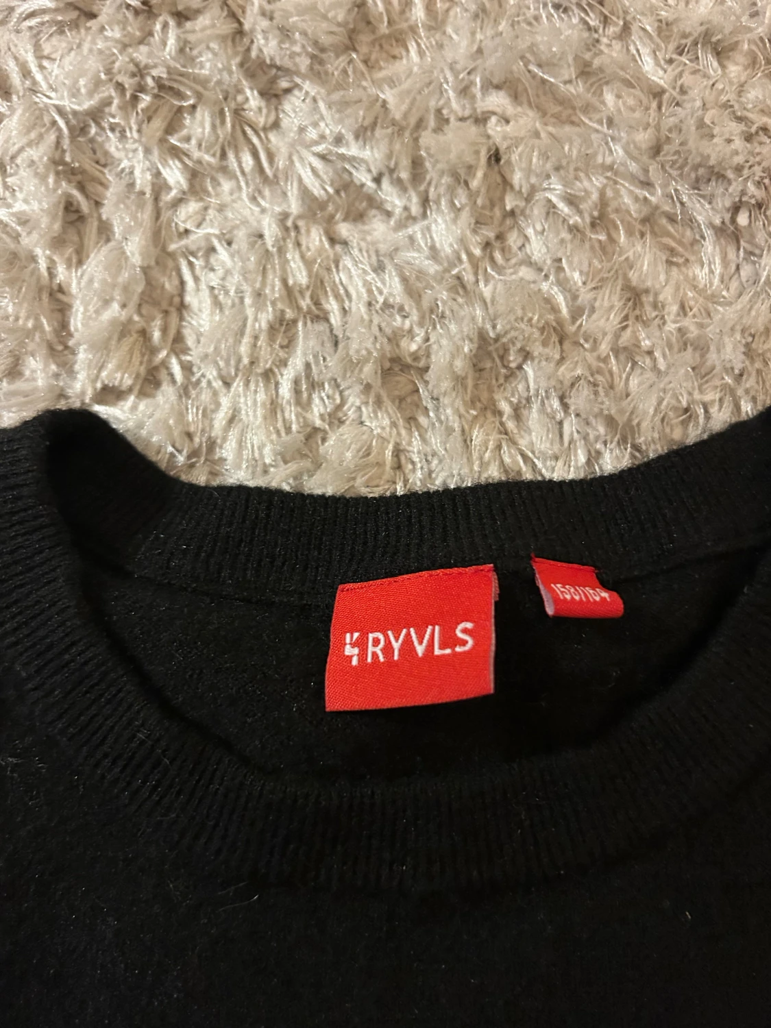 Svart stickad tröja från RYVLS - 1