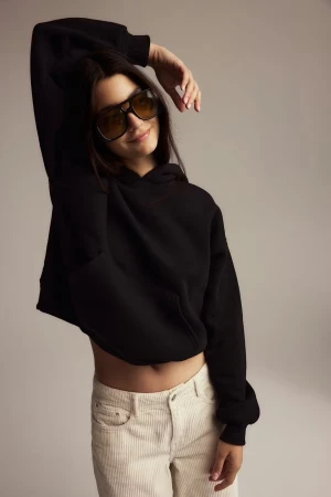 Svart hoodie - Svart hoodie ifrån gina, hyfsat använd men inga defekter!🖤