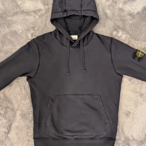 Stone Island hoodie - Stone Island hoodie och fint skick. Storlek S. Självklart äkta och qr kod finns för verifiering. Ärmarna är insydda för bättre passform av skräddare, i övrigt inga skador.