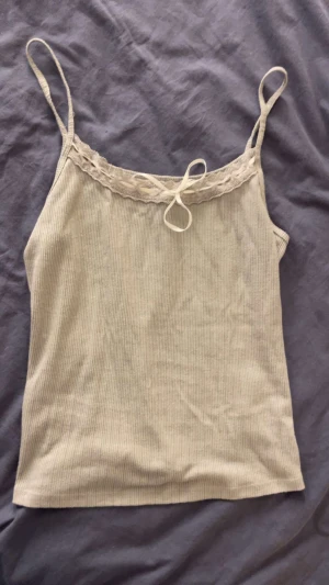 Snygg linne - As snyggt linne med vita detaljer! Andvänd få tal gånger Passar mig som är normalt storlek S-M ❤️