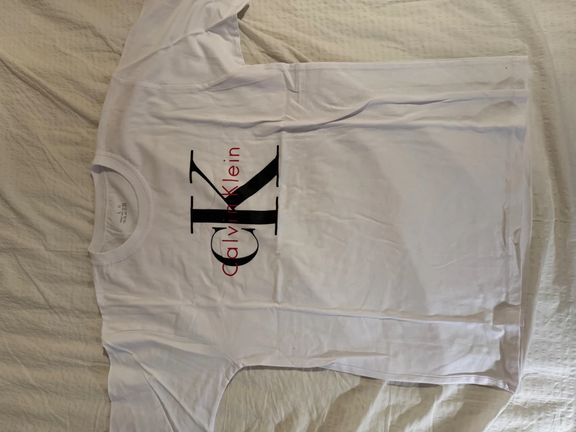 Vit Calvin Klein t-shirt med logga