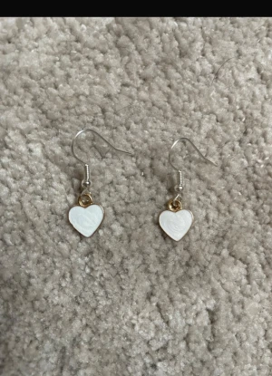 Örhängen hjärta vitt  - Örhängen hjärta vitt🤍du får med ploppar💕