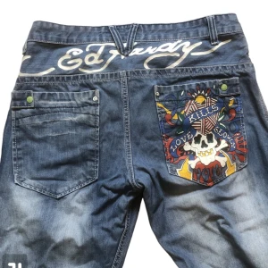 Ed hardy jeans - Tja! Säljer nu dessa ed hardy jeans. De är i bra skick förutom att en av tagsen är avklippta och knappen vid gylfen är borta. Man kan inte se nån size i de men skulle säga L, de är 114 cm långa och 40cm i midjan. Skriv privat för fler frågor. 