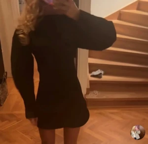 Svart klänning - Svart mini klänning. Så så fin med snygg öppning i ryggen. Helt ny, oanvänd med lapp kvar