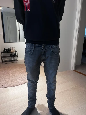 Replay Anbass mörk grå jeans herr - Fint skick lite insytt i byxorna men syns knappt sydde det så att det skulle se slim fit ut finns också ett litet hål i benet men det syns inte alls mycket pris kan diskuteras vid snabb affär 