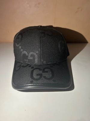 Svart GG keps - En svart keps med ett GG mönster helt ny med prislapp 