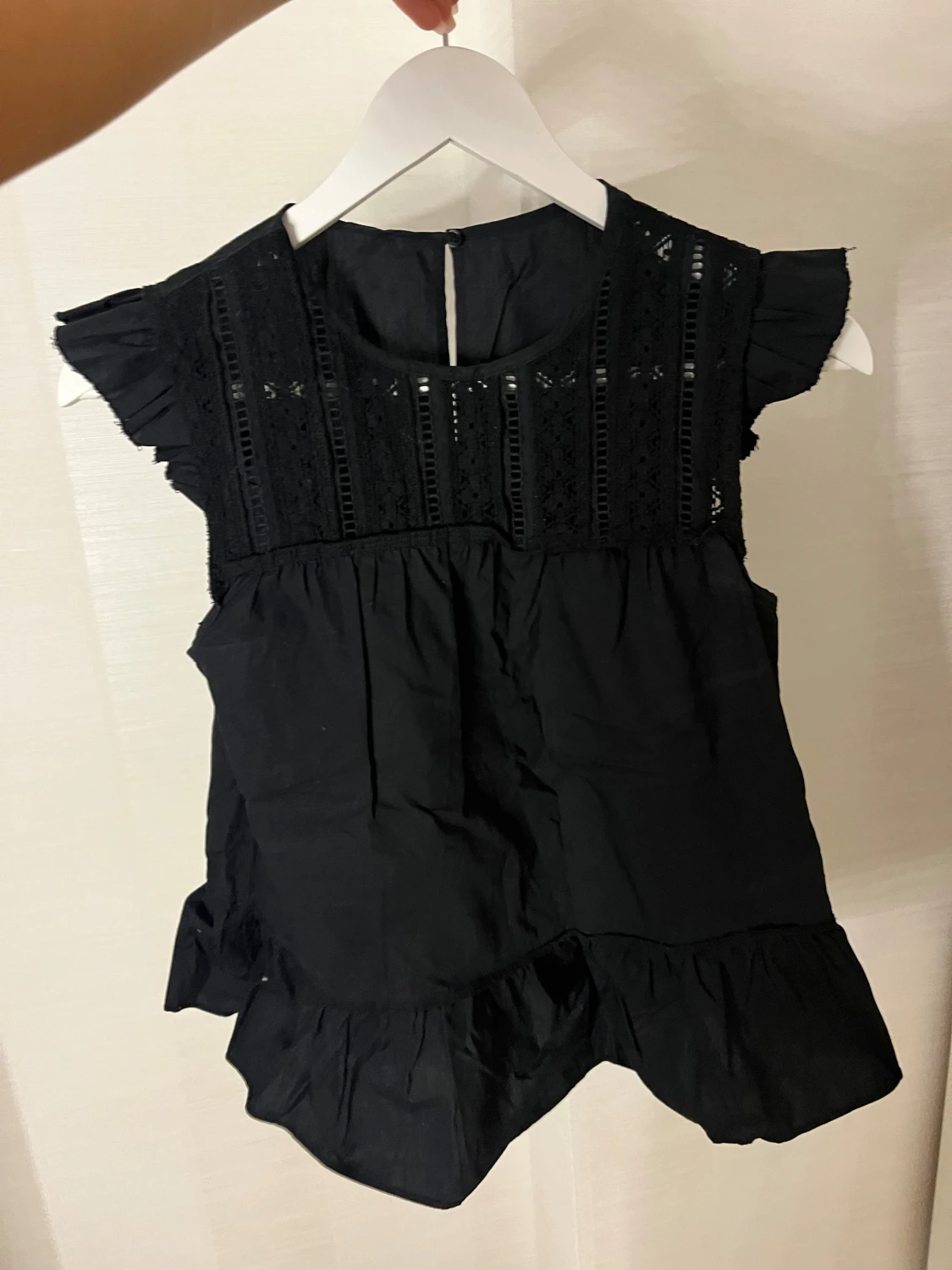 Svart blus med spets och volang - 1