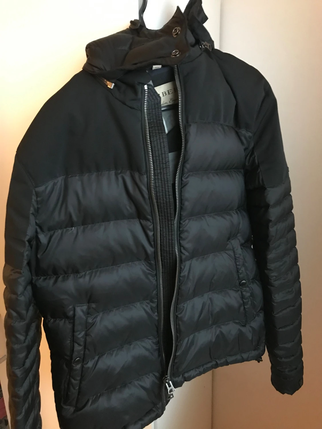 Svart pufferjacka från Burberry