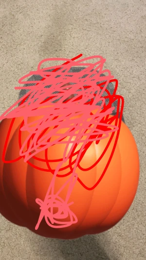 Orange pumpaformad handväska - Cool handväska i form av en pumpa med stark orange färg och rund form. Perfekt accessoar för dig som vill sticka ut och gillar unika detaljer. Väskan har ett handtag upptill och är tillverkad i syntetmaterial.