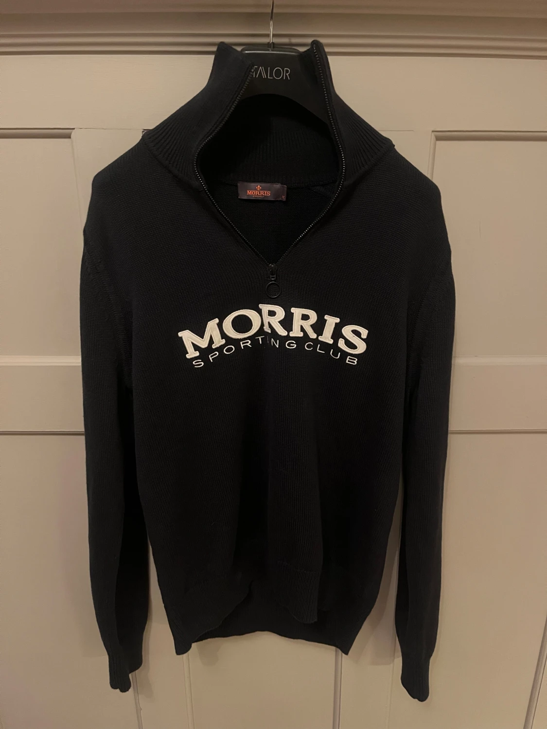 Svart stickad quarter zip från Morris