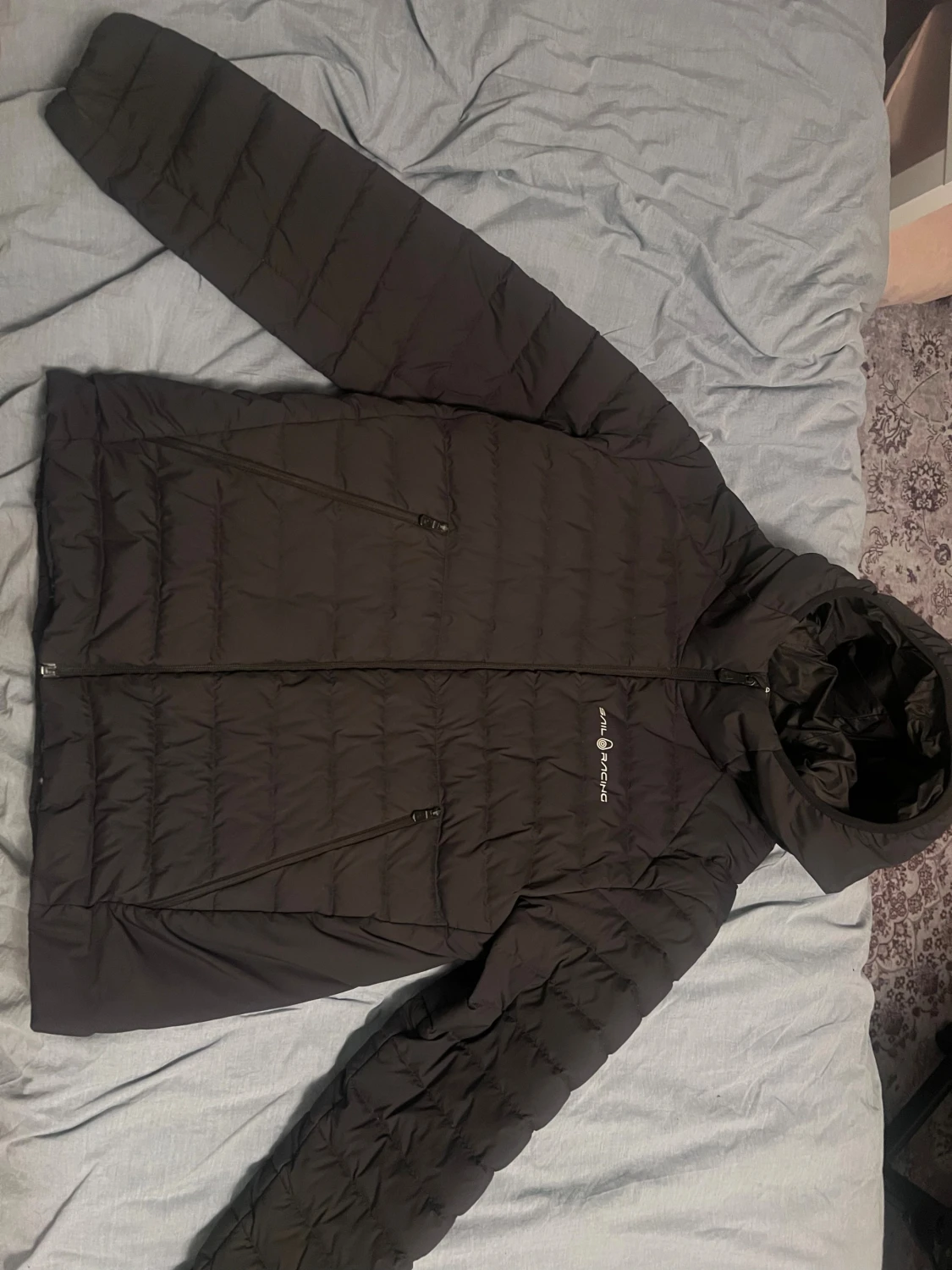 Svart dunjacka från Sail Racing