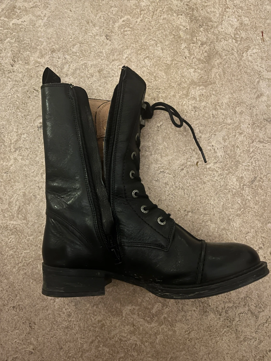 Svarta skinnkängor med snörning - 1