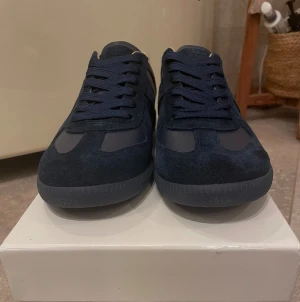 Maison margiela gats - Säljer dessa riktigt feta gats från Maison margiela. Skorna är i storlek 43 och sitter som en vanlig 43a. Helt nya, inte ens testade. 10/10 skick.  Tveka inte på att ställa frågor eller komma med funderingar. OBS: Inte org1nal