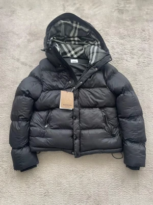 Burrbery Jacka - Helt ny, oanvänd. Skriv innan köp.