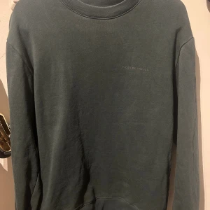 Mörkgrön sweatshirt från Tiger of Sweden - En stilren mörkgrön sweatshirt från Tiger of Sweden med diskret logga på bröstet. Strlk L men passar M. Skriv för frågor!