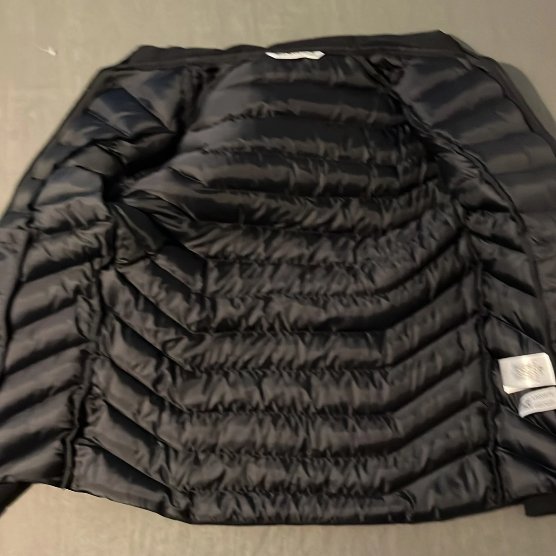 Svart pufferjacka från Lacoste helt oanvänd (passade inte mig) - 3