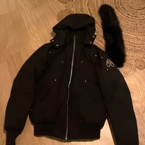 Moose Knuckles Jacka - Säljer en moose knuckles jacka inför vinter, perfekt som julklapp till familj eller vänner. Vid frågor är det bara att skriva. Priset är inte fast i sten :)